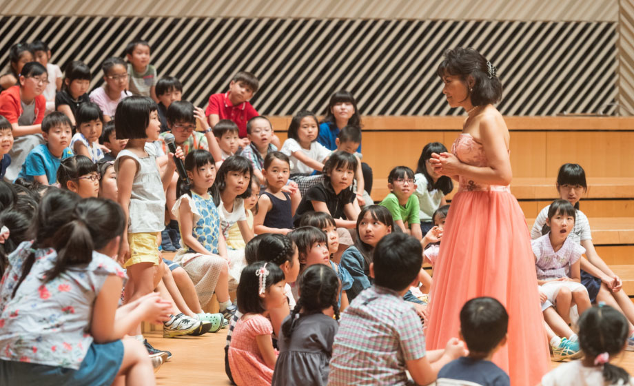 ピアニスト小川典子さんが子どもたちたと触れ合う様子