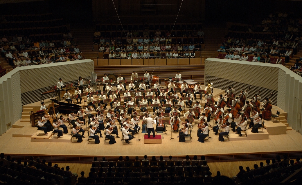 ステージで演奏する東京交響楽団の写真