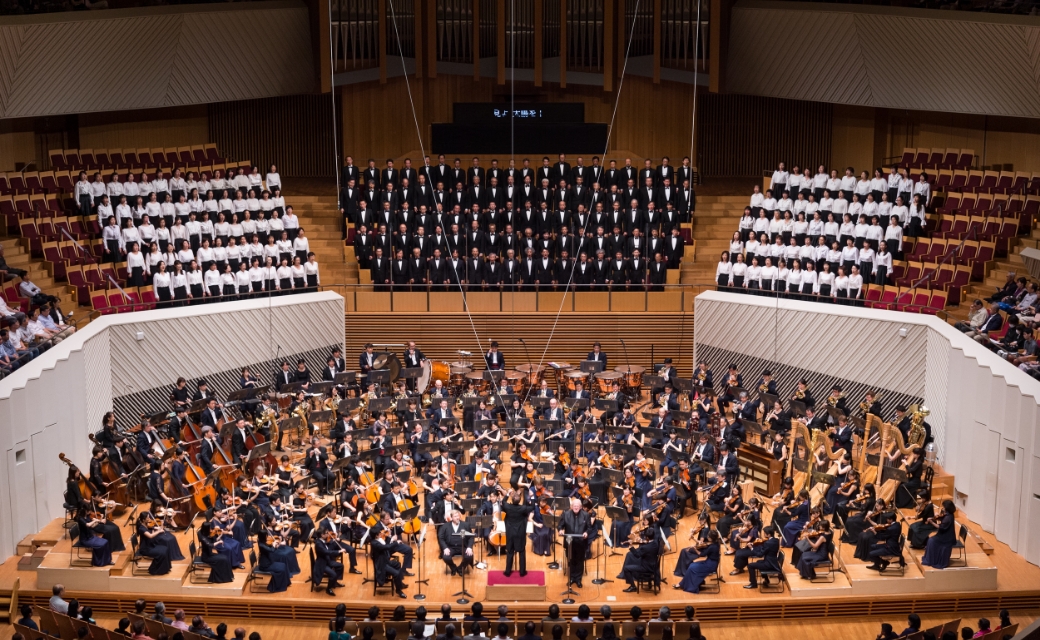 ステージで演奏するオーケストラと合唱団