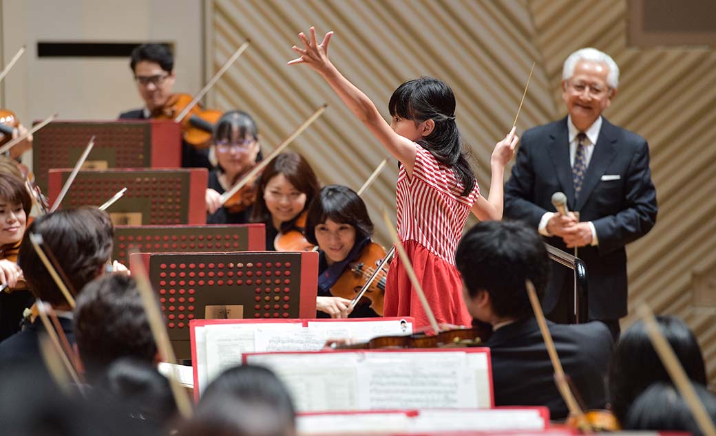 ステージでたくさんの子供達と音楽に触れ合う様子