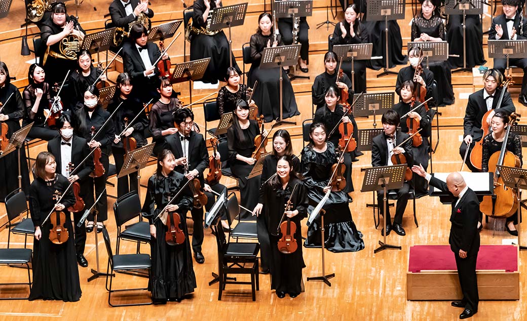 ステージで演奏する管楽器奏者たちの様子