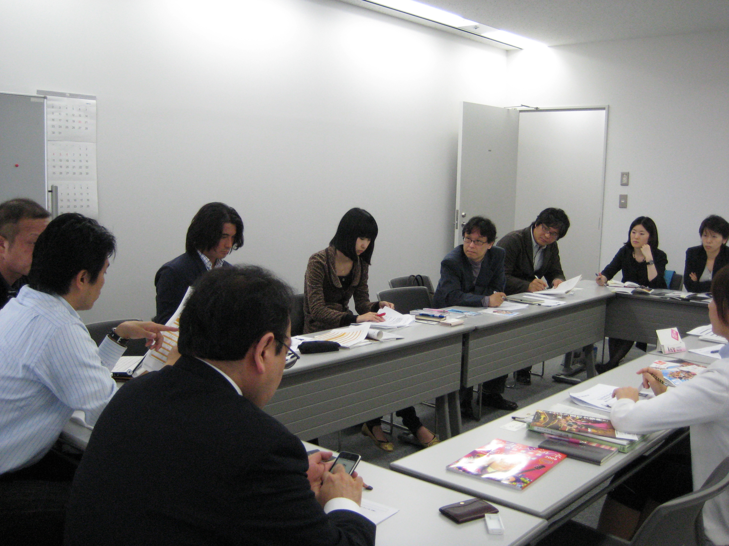 大勢での会議の様子。。