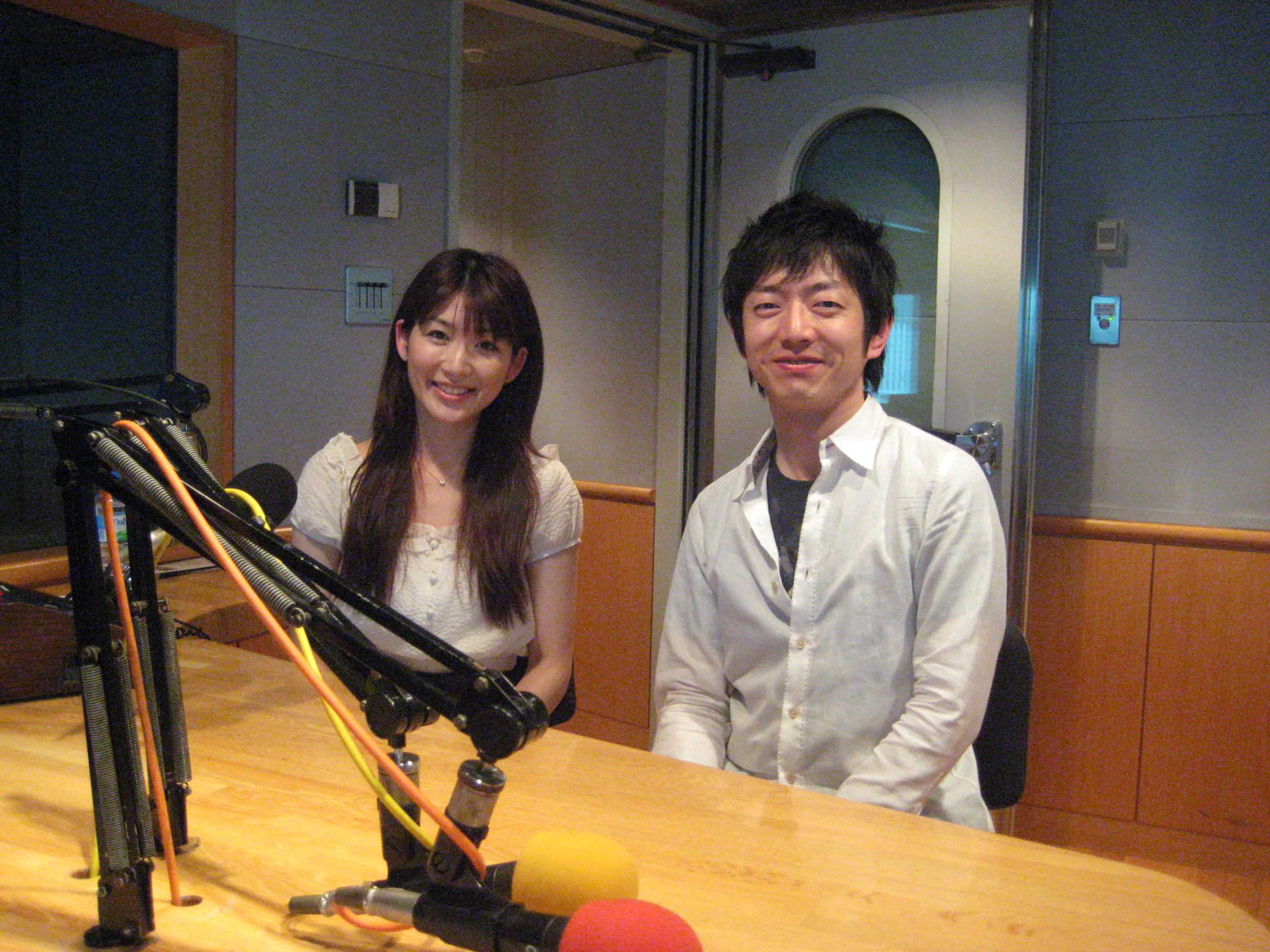 左に尾上さん、右に高木さん。スタジオにて笑顔の2ショット写真。