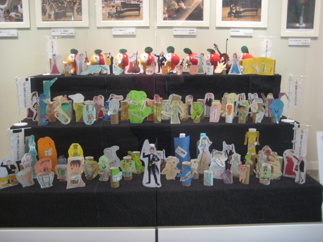 子どもたちが作った作品たくさんとミュートンが展示されている様子。