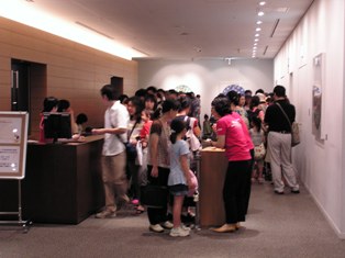 市民交流室のホワイエの様子。長蛇の列が出来ている。