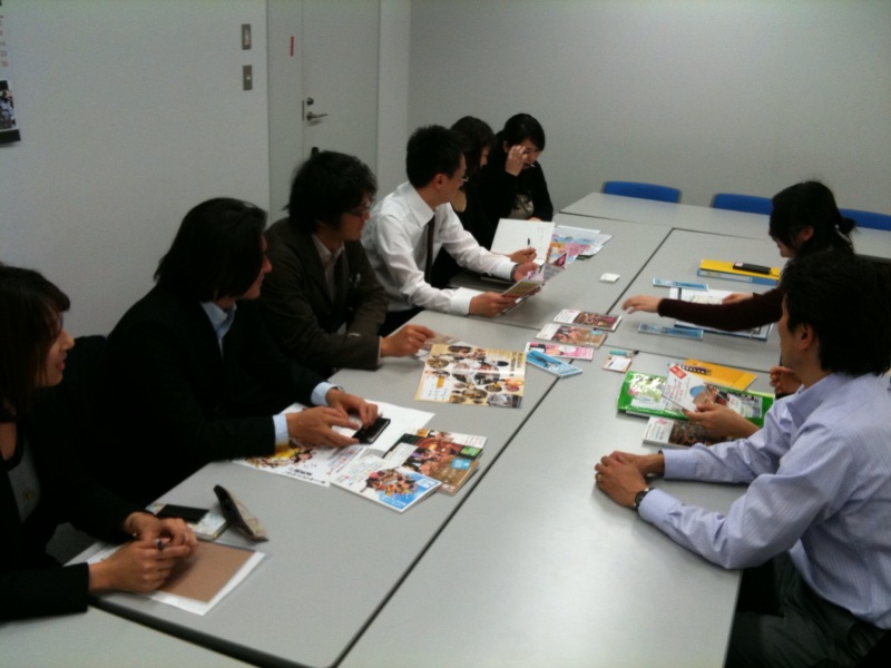 会議室にスタッフがたくさん集まって会議をしている様子。