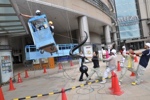 ゴンドラが屋根にぶつからないよう、引っ張っています。