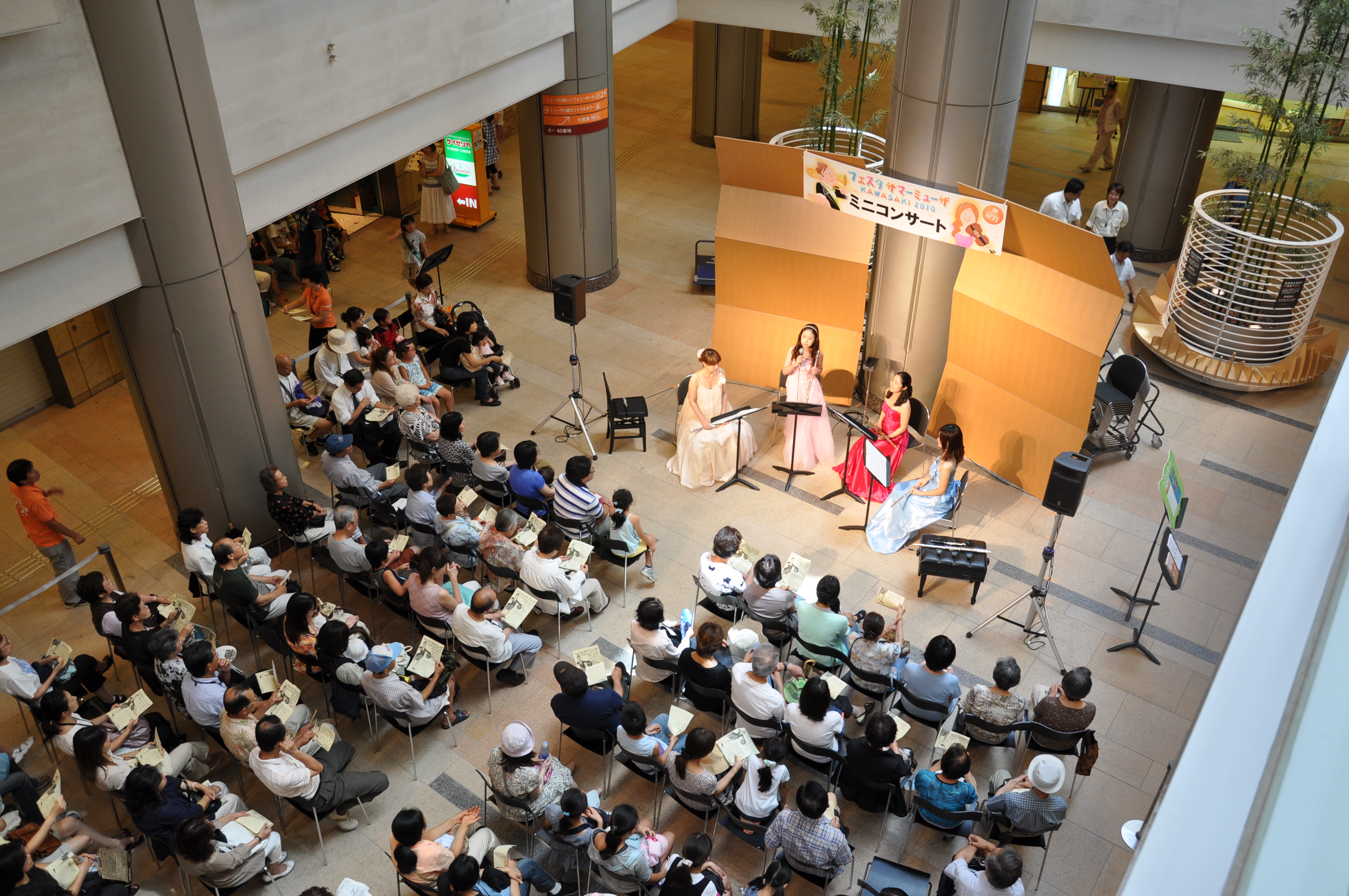 ガレリア広場の上からステージと客席全体を写した引きの写真。