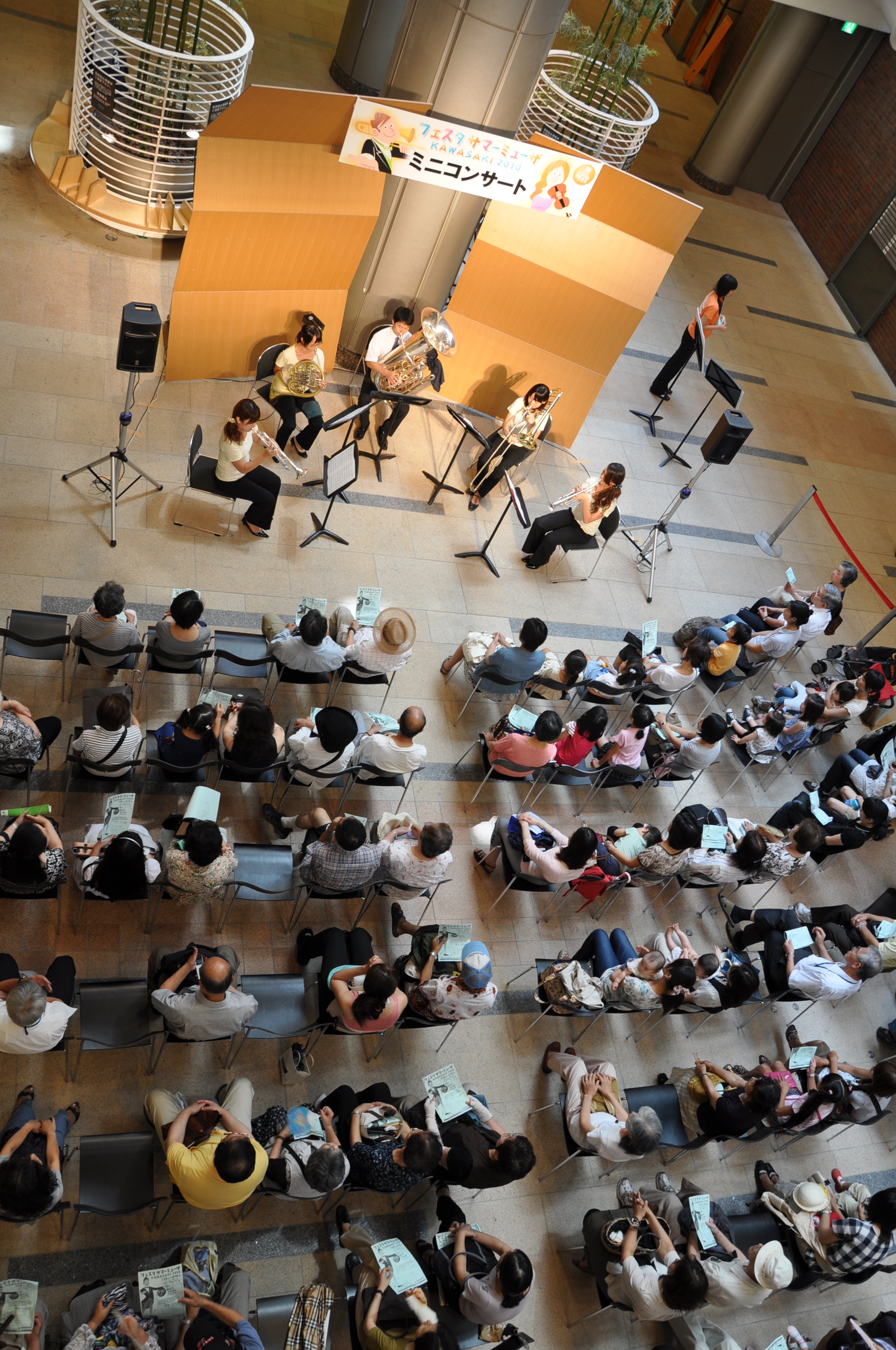 上からステージと客席を取った様子。席はほぼ埋まっている。