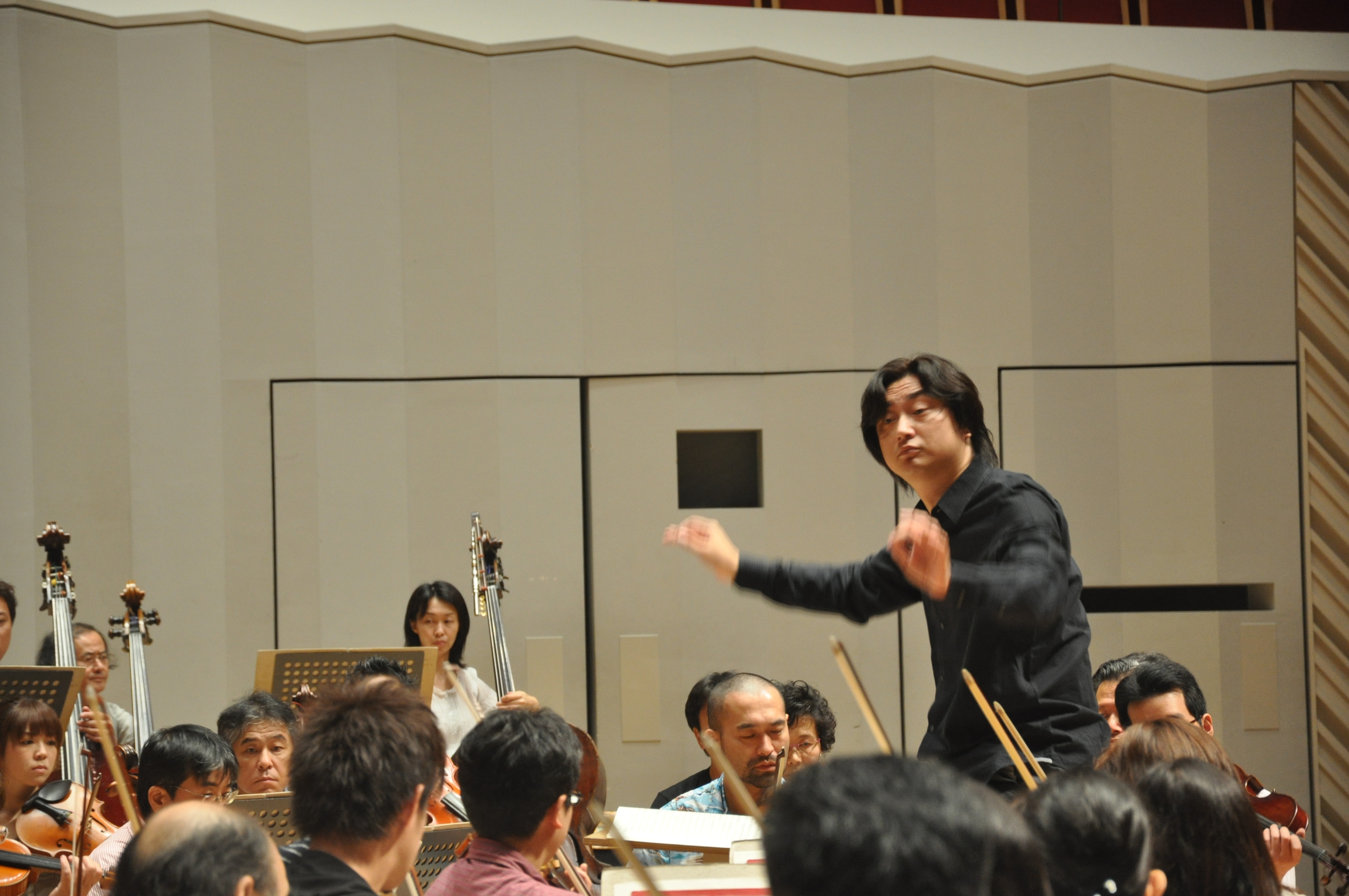 非公開リハーサルの様子。クワハラさんが指揮をしている様子を下手袖から撮った写真。