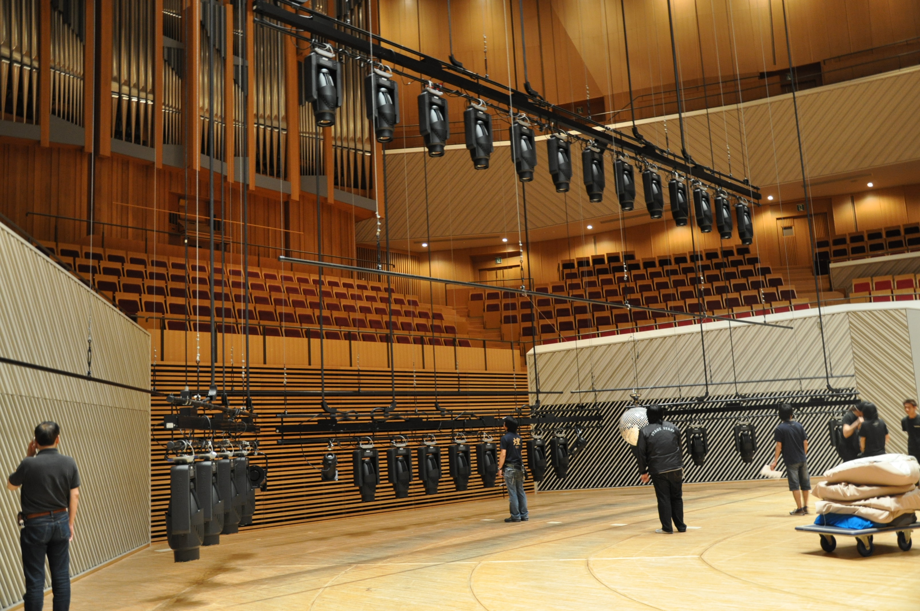 照明機材も下ろして準備