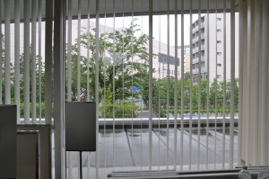 外は雨