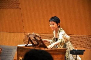 オルガンの演奏は浅井寛子さん