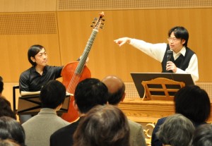 西谷さんと大塚さん。ヴィオラ･ダ･ガンバの説明中