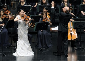 左側に、白いドレスが美しい神尾真由子さん、右側に井上さん