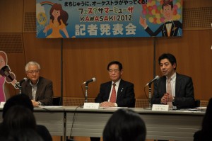 左から秋山和慶マエストロ、阿部川崎市長、大野楽団長