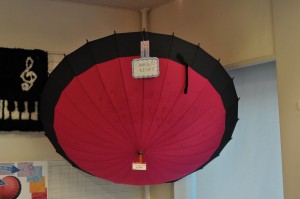赤と黒のコントラストがキレイな傘