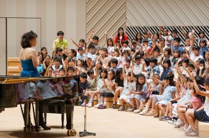 小川さんの質問に手を上げて答えます