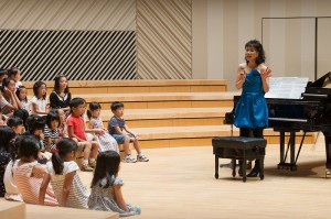 子どもたちに語りかける小川さん