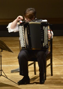 演奏中の大田さん。楽器を操る姿はかっこいいですね。