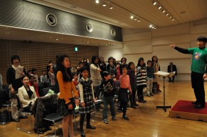 ニセモノだー！　のシーン。指をさしつつ叫びます。