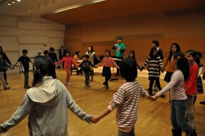 輪になって動きながら歌います