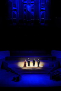 4人のアカペラでは、ホールに雪が降りました