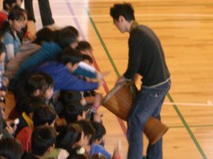 港さんと子どもたち（他施設でのワークショップの様子）