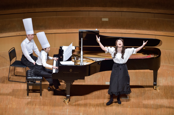 〔写真〕高らかに歌い上げるソプラノの富田沙緒里さん