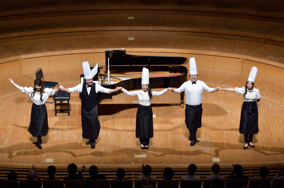 〔写真〕ランチコースというタイトルに合わせ、シェフに扮して登場した出演者たち