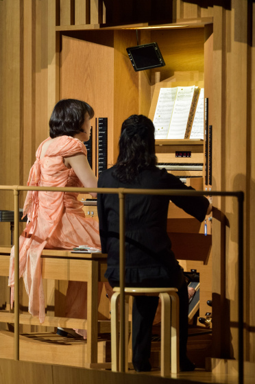 〔写真〕オルガンのメインコンソールでソロ演奏をする高橋博子さん