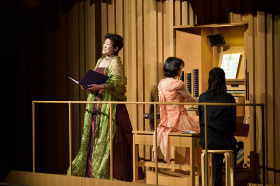 〔写真〕高橋さんがメゾ・ソプラノ増田弥生さんの歌と共に演奏している様子