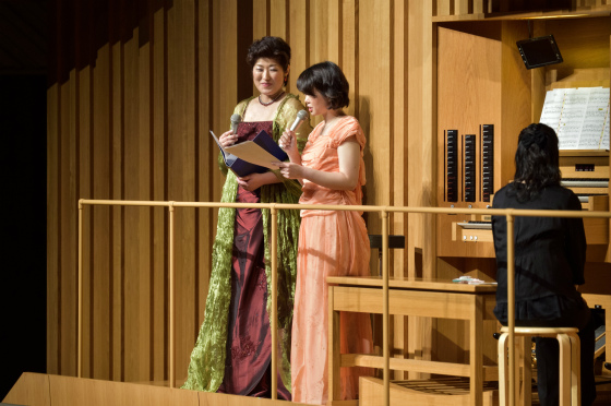 〔写真〕オルガンの横で高橋さん増田さんお二人でのトーク