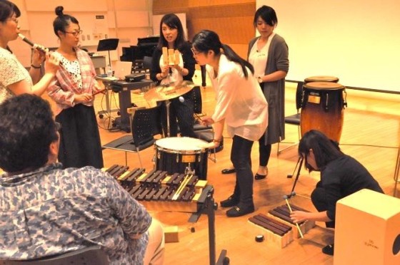 （写真）音作りをする参加者たち