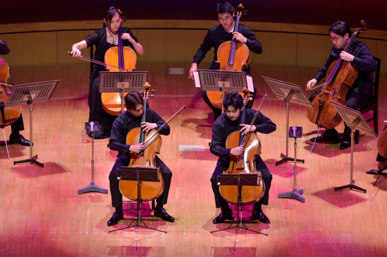 〔写真〕首席の2名が前に出ての演奏も