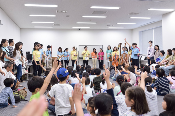 〔写真〕まずは楽器の音を知ってもらうところから。楽器紹介を行います。