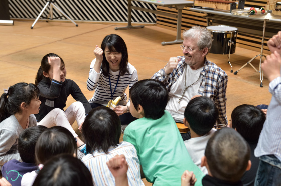 〔写真〕マイクさんと子どもたちの出会い。初対面なのにすぐ打ち解けます。