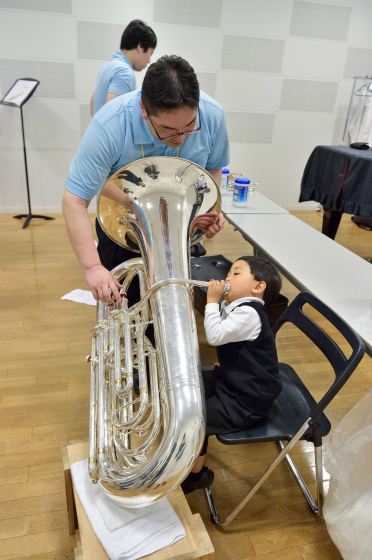 〔写真〕小さな体で大きなテューバを一生懸命吹いています