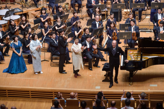 【写真】ソリスト・指揮者がそろって舞台の前に登場。カーテンコールの様子。