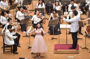 【写真】歌の神崎ゆう子さんも楽しそうに歌っています