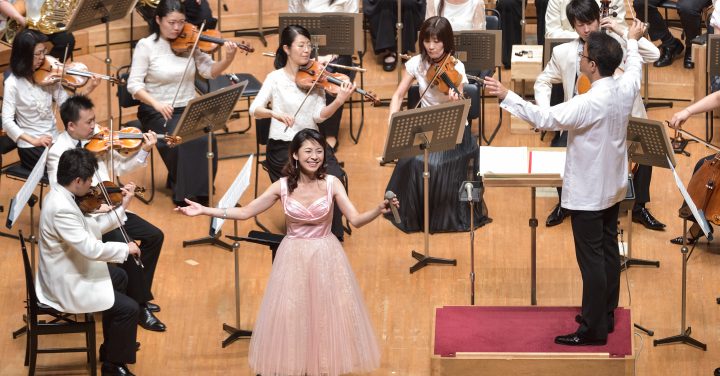 【写真】歌の神崎ゆう子さんも楽しそうに歌っています