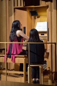 【写真】オルガンのソロ演奏をする福本茉莉さん