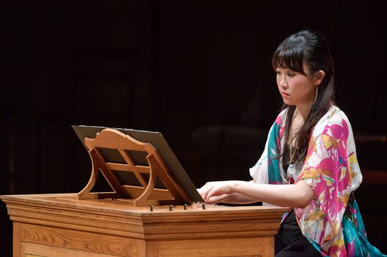 【写真】ポジティフオルガンの作品「橋を架ける者」を演奏している様子