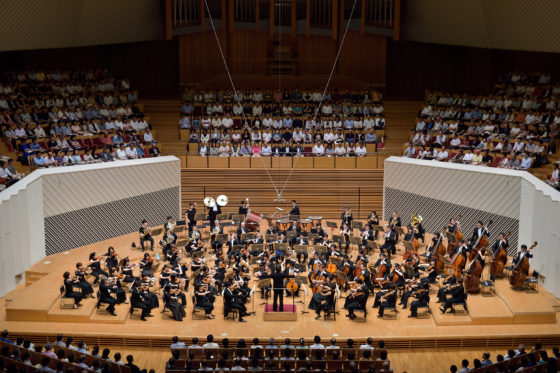 【写真】マエストロの要望に応え演奏するオーケストラ