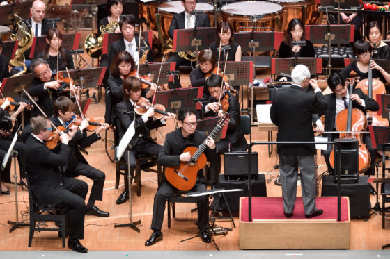 【写真】オーケストラと共に演奏するギター鈴木さん