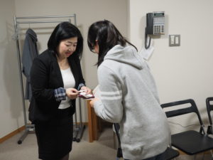 【写真】通訳さんと名刺交換している様子。