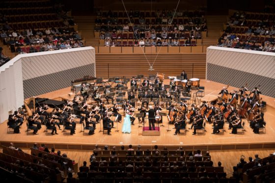 【写真】東京交響楽団全景写真。淡い水色のドレスが、舞台上でも輝いて見えます。