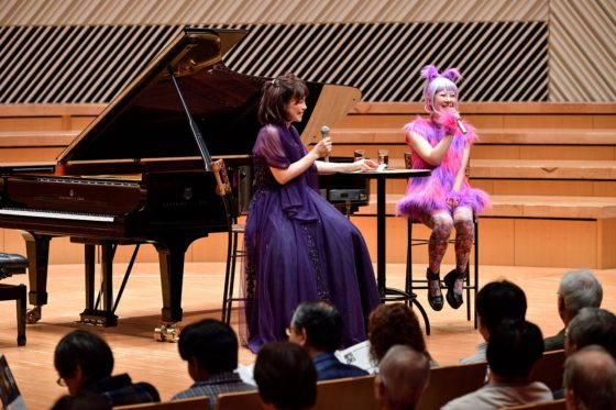 【写真】プレトークの様子。山根さんはピンク色のふわふわした衣装で、ハロウィン仕様です。