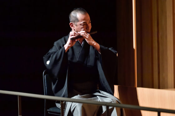 【写真】オルガンと共演された竹市さん。オルガンとのタイミングをはかりやすくするためと、能管の音がより響くよう、客席に対して真横を向いての演奏。