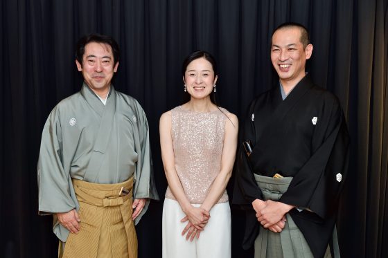 【写真】終演後、3人そろっての集合写真。すてきな笑顔です。